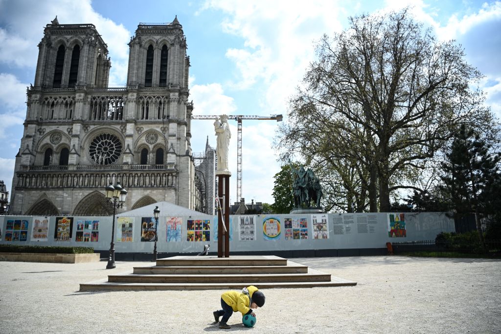 Notre-Dame de Paris : dessins d'enfant, cartes postales, dons... un grand élan de solidarité d'anonymes du monde entier