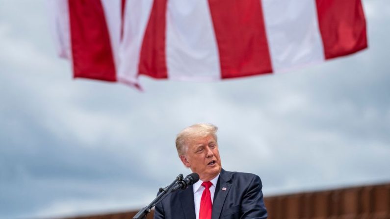 L'ancien président américain Donald Trump s'exprime lors d'une visite au mur frontalier près de Pharr, au Texas, le 30 juin 2021. L'ancien président Donald Trump s'est rendu dans la région avec le gouverneur du Texas, Greg Abbott, pour faire face à l'augmentation du nombre de passages non autorisés à la frontière, qu'ils attribuent au changement de politique de l'administration Biden. (SERGIO FLORES/AFP via Getty Images)