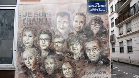 Charlie Hebdo publie un livre pour célébrer ses disparus, près de dix ans après l’attentat de 2015