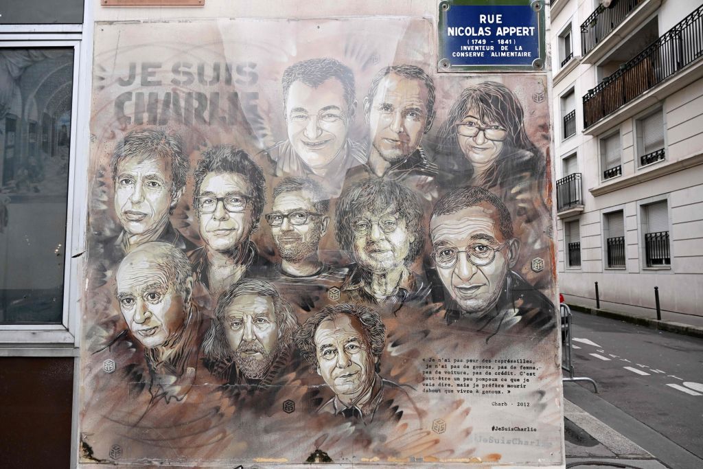 Charlie Hebdo publie un livre pour célébrer ses disparus, près de dix ans après l'attentat de 2015