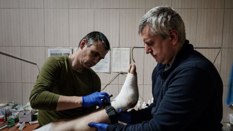 Ce soldat ukrainien blessé est soigné, le 29 janvier 2023, après avoir marché sur une mine antipersonnel. Il sera transporté dans un hôpital de la région de Donetsk. (YASUYOSHI CHIBA/AFP via Getty Images)