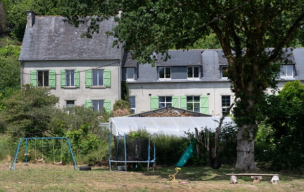 Cette photographie prise le 12 juin 2023 montre le jardin et la balançoire où une fillette de 11 ans a été tuée, à Plonevez-du-Faou. (FRED TANNEAU/AFP via Getty Images)