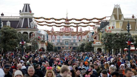 « C’est vraiment le parc à Picsou »: la parade de Noël de Disneyland Paris désormais payante, les visiteurs en colère