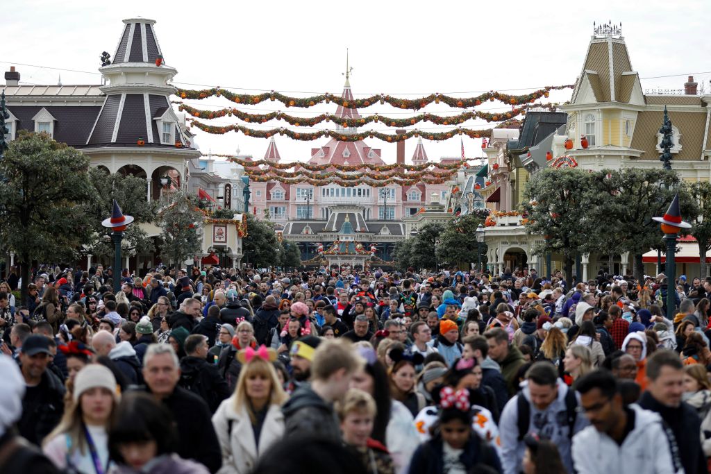 "C'est vraiment le parc à Picsou": la parade de Noël de Disneyland Paris désormais payante, les visiteurs en colère