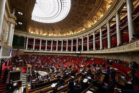 Altercation entre députés dans l'hémicycle, des huissiers s'interposent