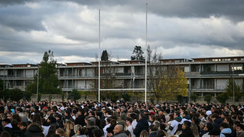 Des personnes se rassemblent à Romans-sur-Isère, le 22 novembre 2023, lors d'une "Marche Blanche" en hommage à Thomas. (Photo : OLIVIER CHASSIGNOLE/AFP via Getty Images)