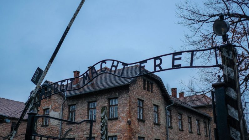 L'entrée de l'ancien camp de concentration et d'extermination d'Auschwitz-Birkenau portant l'inscription « Arbeit macht frei » (le travail libère), photographiée en Pologne, le 27 janvier 2024. (BARTOSZ SIEDLIK/AFP via Getty Images)