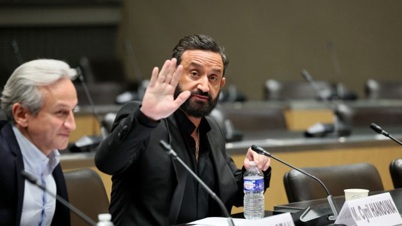 Le producteur de télévision Lionel Stan (G) et l'animateur de télévision Cyril Hanouna assistent à une séance devant la commission d'enquête parlementaire sur l'attribution des fréquences de télévision, à l'Assemblée nationale à Paris le 14 mars 2024. (ALAIN JOCARD/AFP via Getty Images)