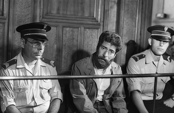 Le 3 juillet 1986, le terroriste libanais George Ibrahim Abdallah lors de son procès pour complicité dans le meurtre de deux diplomates. (Photo par -/AFP via Getty Images)