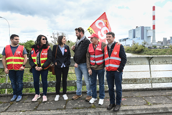 La secrétaire générale de la Confédération générale du travail (CGT) Sophie Binet (3e à g.) parle avec des syndicalistes de la CGT devant la centrale à charbon d’EDF à Cordemais, le 17 avril 2024. (Photo SEBASTIEN SALOM-GOMIS/AFP via Getty Images)