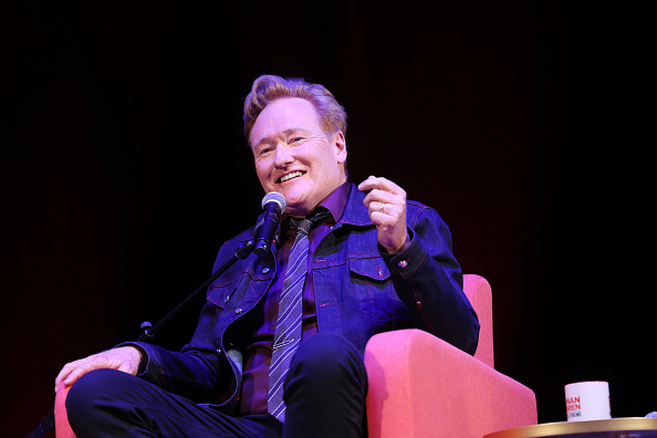 Conan O'Brien apparaît lors de l'enregistrement en direct de l'émission « Conan O'Brien Needs A Friend » de SiriusXM à l'Orpheum Theatre le 07 mai 2024 à Los Angeles, Californie. (Amy Sussman/Getty Images for SiriusXM)