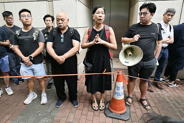 L'activiste vétéran Chan Po-ying (C), épouse du militant pro-démocratie emprisonné Leung Kwok-hung, s'adresse aux médias devant le tribunal de première instance de West Kowloon, à Hong Kong, le 30 mai 2024. Un tribunal de Hong Kong a déclaré 14 personnes coupables de subversion le 30 mai, au début de l'audience du verdict dans la plus grande affaire de la ville contre le bloc pro-démocratique depuis que la Chine a imposé une loi de sécurité nationale pour écraser la dissidence. (Photo PETER PARKS/AFP via Getty Images)