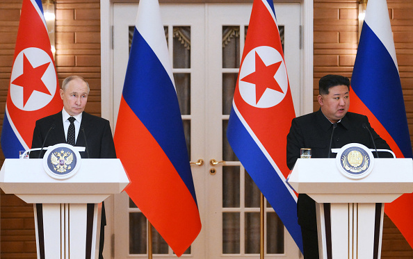 Le président russe Vladimir Poutine (à g.) et le dirigeant nord-coréen Kim Jong Un (à dr.) à la résidence d'État de Kumsusan, à Pyongyang, le 19 juin 2024. (KRISTINA KORMILITSYNA/POOL/AFP via Getty Images)