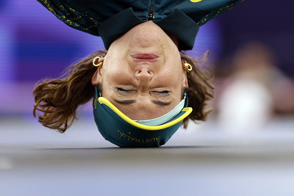 L'Australienne Rachael Gunn, connue sous le nom de Raygun, participe à l'épreuve féminine de Breaking dance Round robin des Jeux Olympiques de Paris 2024, le 9 août 2024. (ODD ANDERSEN/AFP via Getty Images)