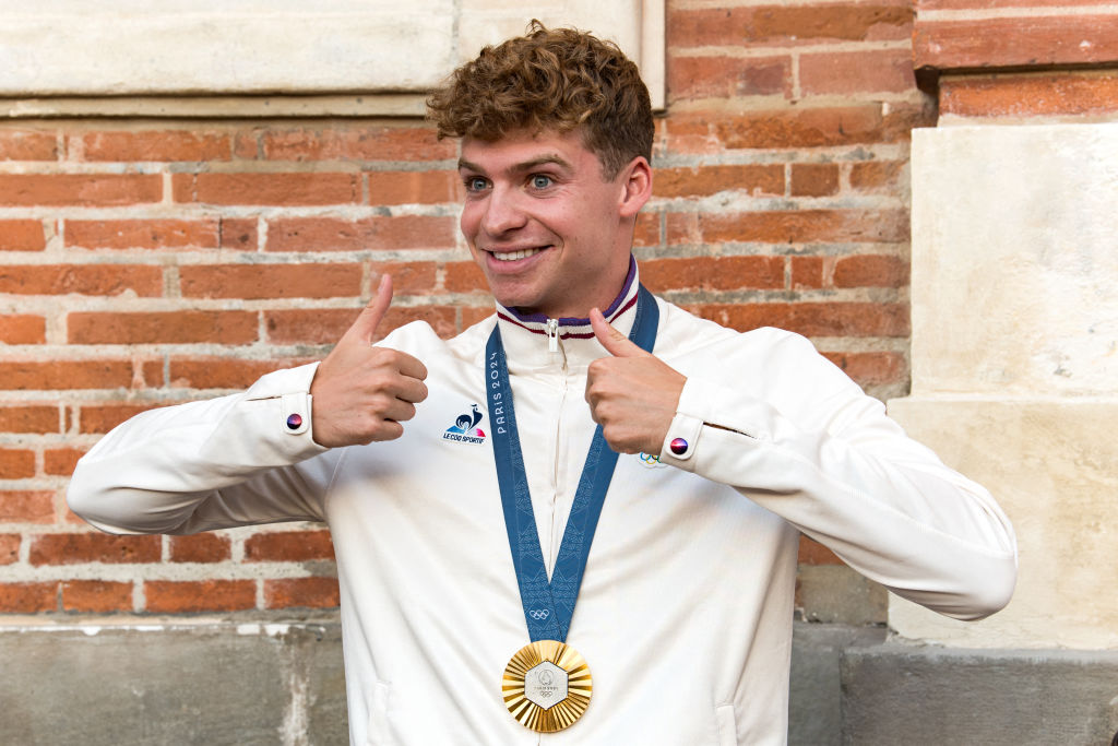 Natation : Léon Marchand pulvérise le record du monde du 200 m quatre nages