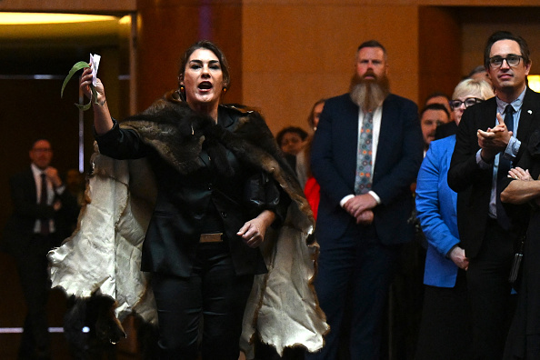 La sénatrice australienne Lidia Thorpe perturbe la procédure alors que le roi Charles III et la reine Camilla assistent à une réception parlementaire au Parlement à Canberra le 21 octobre 2024. (Photo LUKAS COCH/POOL/AFP via Getty Images)