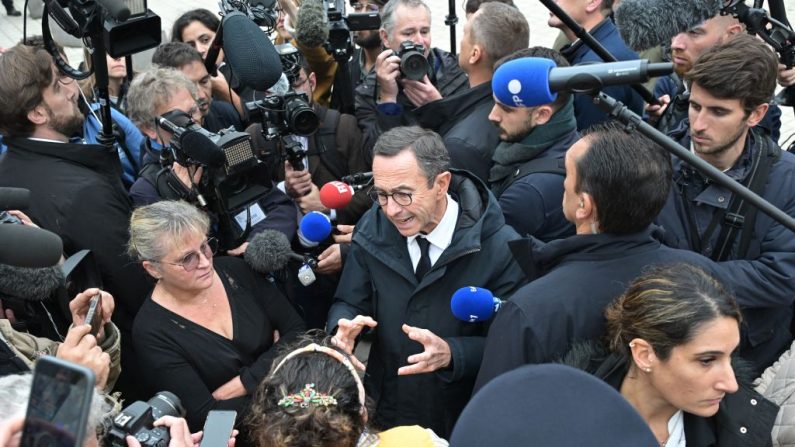 
Le ministre de l'Intérieur Bruno Retailleau, entouré de journalistes discutant avec des habitants lors d'une visite axée sur le trafic de drogue à Rennes, dans l'ouest de la France, le 1er novembre 2024. (DAMIEN MEYER/AFP via Getty Images)