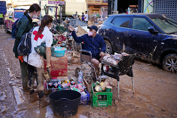 Inondations à Valence : les dirigeants politiques pris à partie par une foule en colère lors de la visite du roi