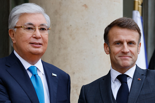 Le président Emmanuel Macron (à dr.) salue le président du Kazakhstan Kassym-Jomart Tokaïev (à g.) à son arrivée à l'Élysée, le 5 novembre 2024. (LUDOVIC MARIN/AFP via Getty Images)