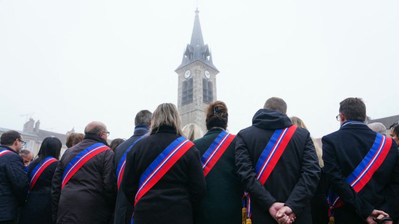 Des élus locaux manifestent devant la préfecture à Melun, le 5 novembre 2024, pour protester contre la réduction des dépenses publiques pour les collectivités locales dans le budget 2025 de la France actuellement débattu à l'Assemblée nationale française. (DIMITAR DILKOFF/AFP via Getty Images)