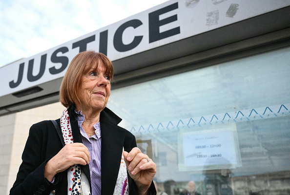 Gisele Pelicot quitte le palais de justice d'Avignon où se déroule le procès de son ancien compagnon Dominique Pelicot. (CHRISTOPHE SIMON/AFP via Getty Images)