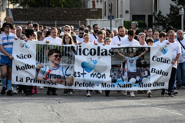 À Romans-sur-Isère, une marche blanche en hommage à Nicolas Dumas, le joueur de rugby mort des suites d'une fusillade à Saint-Péray, le 6 novembre 2024. (Photo JEAN-PHILIPPE KSIAZEK/AFP via Getty Images)