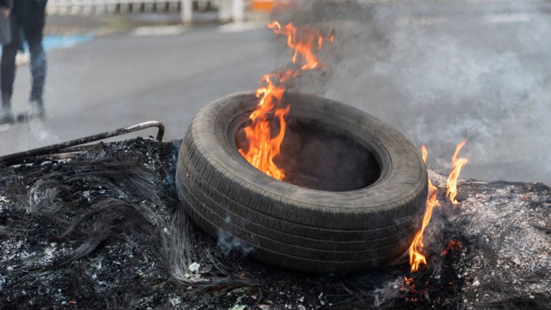 
Des pneus brûlent lors de la grève d'une centaine de salariés et d'ouvriers du site Michelin de Cholet qui protestent contre la fermeture de leur usine, le 07 novembre 2024. (MAGALI COHEN/Hans Lucas/AFP via Getty Images)