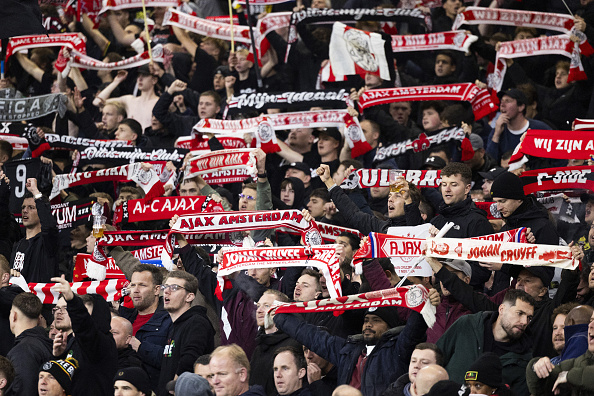 Des supporters de l'Ajax tiennent des écharpes pendant le match de football de l'UEFA Europa League, phase de Ligue - 4e journée, entre l'Ajax Amsterdam et le Maccabi Tel Aviv au stade Johan-Cruijff, à Amsterdam, le 7 novembre 2024. (ROBIN VAN LONKHUIJSEN/ANP/AFP via Getty Images)