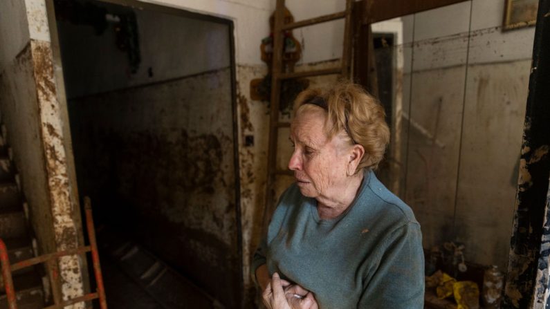 Josefa Aranda Medina, 71 ans, devant sa maison après que des volontaires aient déblayé la boue issue des fortes pluies et des inondations qui ont frappé une grande partie du pays. Photo prise le 4 novembre 2024 à Valence, en Espagne.(Photo Pablo Blazquez Dominguez/Getty Images)