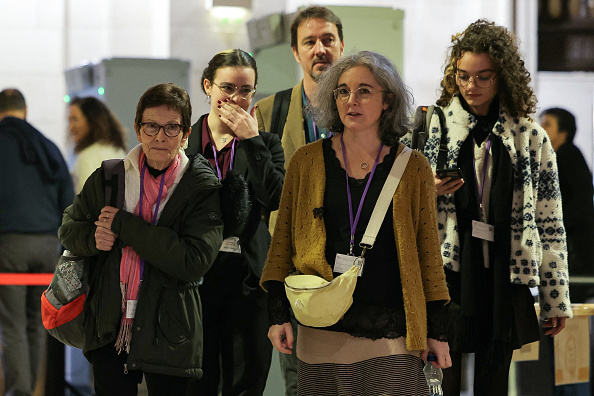 La sœur de Samuel Paty, Gaëlle Paty (2e à dr.), et sa mère, Bernadette Paty (2e à g.), assistent au procès de huit adultes pour le meurtre de l'enseignant Samuel Paty à la cour d'assises spéciale de Paris, le 8 novembre 2024. (THOMAS SAMSON/AFP via Getty Images)