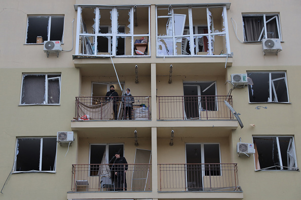 Des habitants se tiennent sur les balcons de leurs appartements endommagés à la suite d'une attaque de drone à Odessa, le 9 novembre 2024. (OLEKSANDR GIMANOV/AFP via Getty Images)