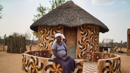 Au Zimbabwe, la beauté des cases peintes, un artisanat féminin