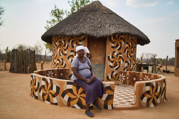 Au Zimbabwe, la beauté des cases peintes, un artisanat féminin