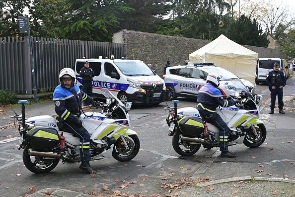 Des policiers à moto bloquent la rue Papu à Rennes où un homme a été mortellement poignardé, le 12 novembre 2024. (Photo DAMIEN MEYER/AFP via Getty Images)