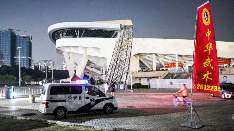 Le centre sportif de Zhuhai dans la province de Guangdong, dans le sud de la Chine, un jour après la mort de dizaines de personnes, le 12 novembre 2024. Un conducteur a foncé sur des personnes s'exerçant dans ce centre sportif. (Photo by HECTOR RETAMAL/AFP via Getty Images)