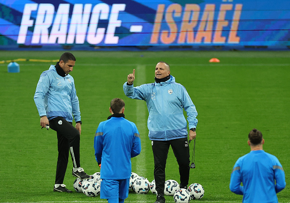 Le sélectionneur d'Israël  Ran Ben Shimon (au c.) lors d'une séance d'entraînement au Stade de France. (FRANCK FIFE/AFP via Getty Images)