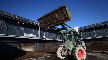 Mercosur : des agriculteurs déverse des déchets devant le centre des impôts de Tarascon