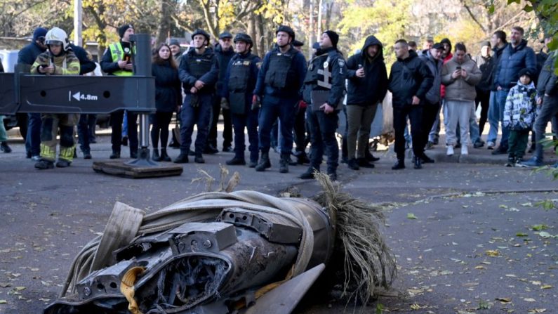 Restes d'un missile hypersonique russe Zircon abattu, après qu'il ait frappé un immeuble résidentiel de cinq étages à Kiev lors d'un barrage aérien « massif », le 17 novembre 2024. (SERGEI SUPINSKY/AFP via Getty Images)