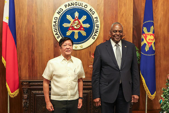 Le secrétaire américain à la défense, Lloyd Austin (à droite), pose avec le président philippin Ferdinand Marcos lors d'une visite de courtoisie au palais de Malacanang à Manille, le 18 novembre 2024. Les chefs d'état-major de la défense des États-Unis et des Philippines ont signé le 18 novembre un accord sur le partage d'informations et de technologies militaires classifiées, alors que les deux alliés de longue date renforcent leur coopération afin de contrer l'influence chinoise dans la région. (Photo GERARD CARREON/POOL/AFP via Getty Images)