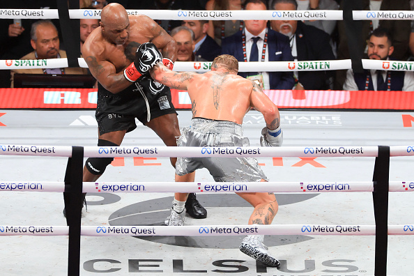 Jake Paul (à dr.) frappe Mike Tyson lors de leur combat poids lourds, le 15 novembre 2024 à Arlington, Texas. (Christian Petersen/Getty Images)