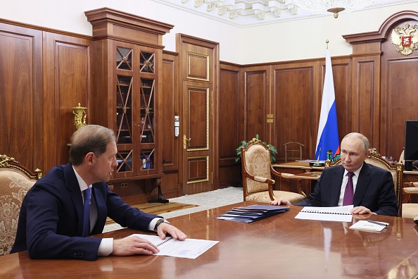 Le président russe Vladimir Poutine rencontre le premier vice-Premier ministre russe Denis Manturov au Kremlin à Moscou, le 20 novembre 2024. (VYACHESLAV PROKOFYEV/POOL/AFP via Getty Images)