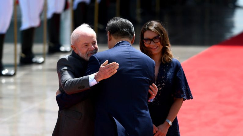  Xi Jinping, leader de la Chine communiste, embrasse le président du Brésil Luiz Inácio Lula da Silva sous le regard de la Première dame du Brésil Rosangela Janja Da Silva lors d'une visite au Brésil au Palacio Do Planalto le 20 novembre 2024 à Brasilia, au Brésil. (Claudio Reis/Getty Images)