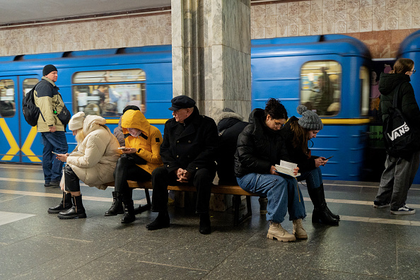 Des personnes attendent dans une station de métro lors d'une alerte aux frappes aériennes à Kiev. (TETIANA DZHAFAROVA/AFP via Getty Images)