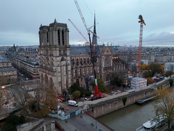 Cette photo aérienne, prise le 22 novembre 2024, montre la cathédrale Notre-Dame-de Paris quelques jours avant sa réouverture.  (DAMIEN MEYER/AFP via Getty Images)