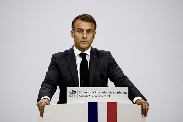 Le président Emmanuel Macron prononce un discours dans le cadre d'une cérémonie marquant le 80e anniversaire de la Libération de Strasbourg, au Palais universitaire de Strasbourg, le 23 novembre 2024. (SARAH MEYSSONNIER/POOL/AFP via Getty Images)