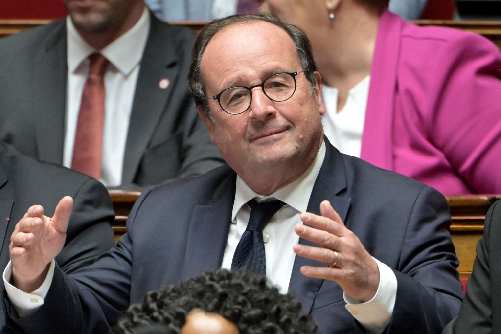 Scénario d'après-censure : François Hollande votera la censure mais ne souhaite pas le départ d'Emmanuel Macron