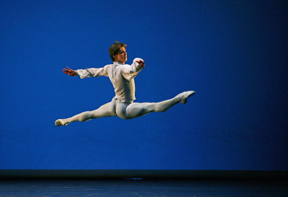 Le danseur Vladimir Shklyarov du ballet Mariinsky lors d'une répétition générale du « Pas de deux de Tchaïkovski » au théâtre Saddlers Wells à Londres, le 15 octobre 2008. (Photo CARL DE SOUZA/AFP via Getty Images)