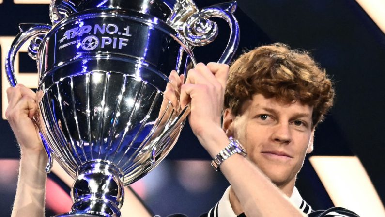 Jannik Sinner a reçu le trophée de n°1 mondial remis chaque fin de saison par l'ATP, lundi à Turin en marge de la deuxième journée des Masters. (Photo : MARCO BERTORELLO/AFP via Getty Images)