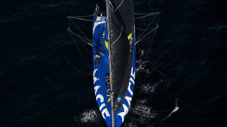 Charlie Dalin (Macif Santé Prévoyance) conserve la tête du Vendée Globe samedi au pointage de 19h00 (18h00 GMT) et mène un groupe de dix navigateurs, dont de nombreux favoris, à l'avant de la flotte désormais scindée en deux. (Photo : LOIC VENANCE/AFP via Getty Images)