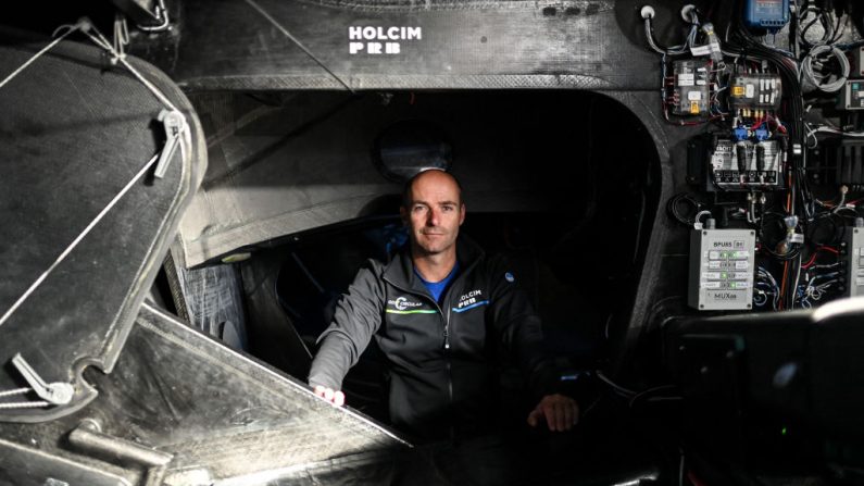 Auteur la veille du record de distance parcourue en un jour en solitaire à bord d'un monocoque, le marin Nicolas Lunven (Holcim-PRB) a pris jeudi la tête de la flotte du 10e Vendée Globe. (Photo : SEBASTIEN SALOM-GOMIS/AFP via Getty Images)